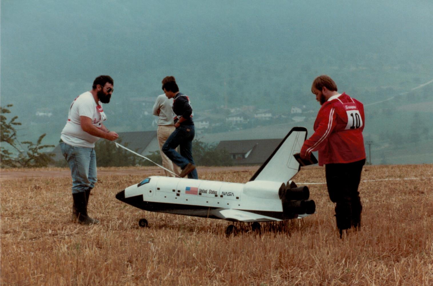Rolf in 1985 am Flugtag Büren als Pilot des legendären Space Shuttle aus Styropor