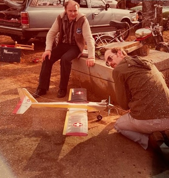 Hanspeter an den Startvorbereitungen seines Glühzündermotores mit sitzender Untersützung von Walti. Sichtern 1980.