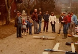 1985 Walti kurz vor dem Start mit Publikum an einem Samstagnachmittag 