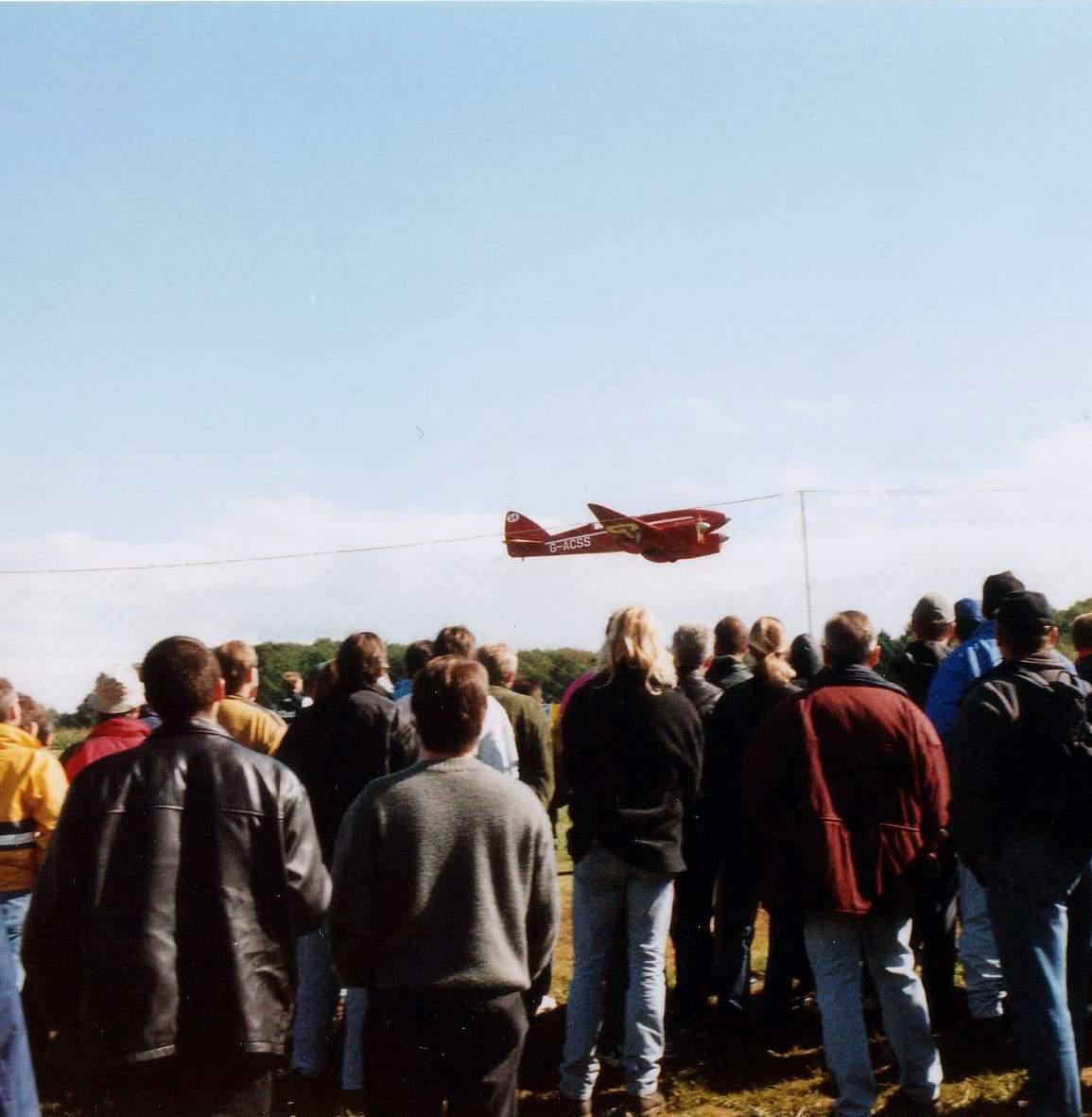 Die riesige DeHavilland Comet während einem von zwei Showflügen während des Flugtag Liestal 2001. 