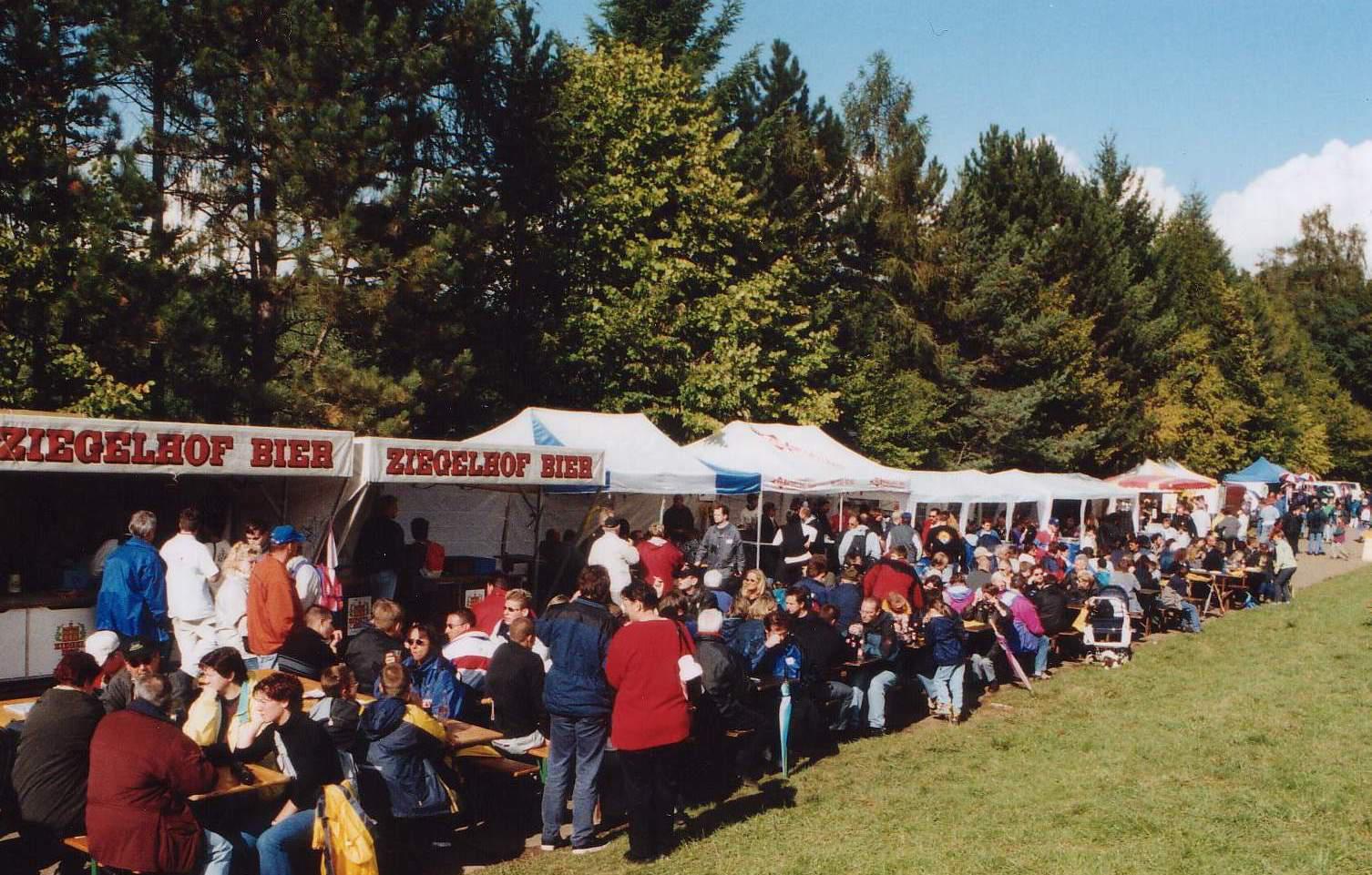 2001 Tausende von Zuschauern und Zuschauerinnen am Flugtag Liestal im gleichen Jahr