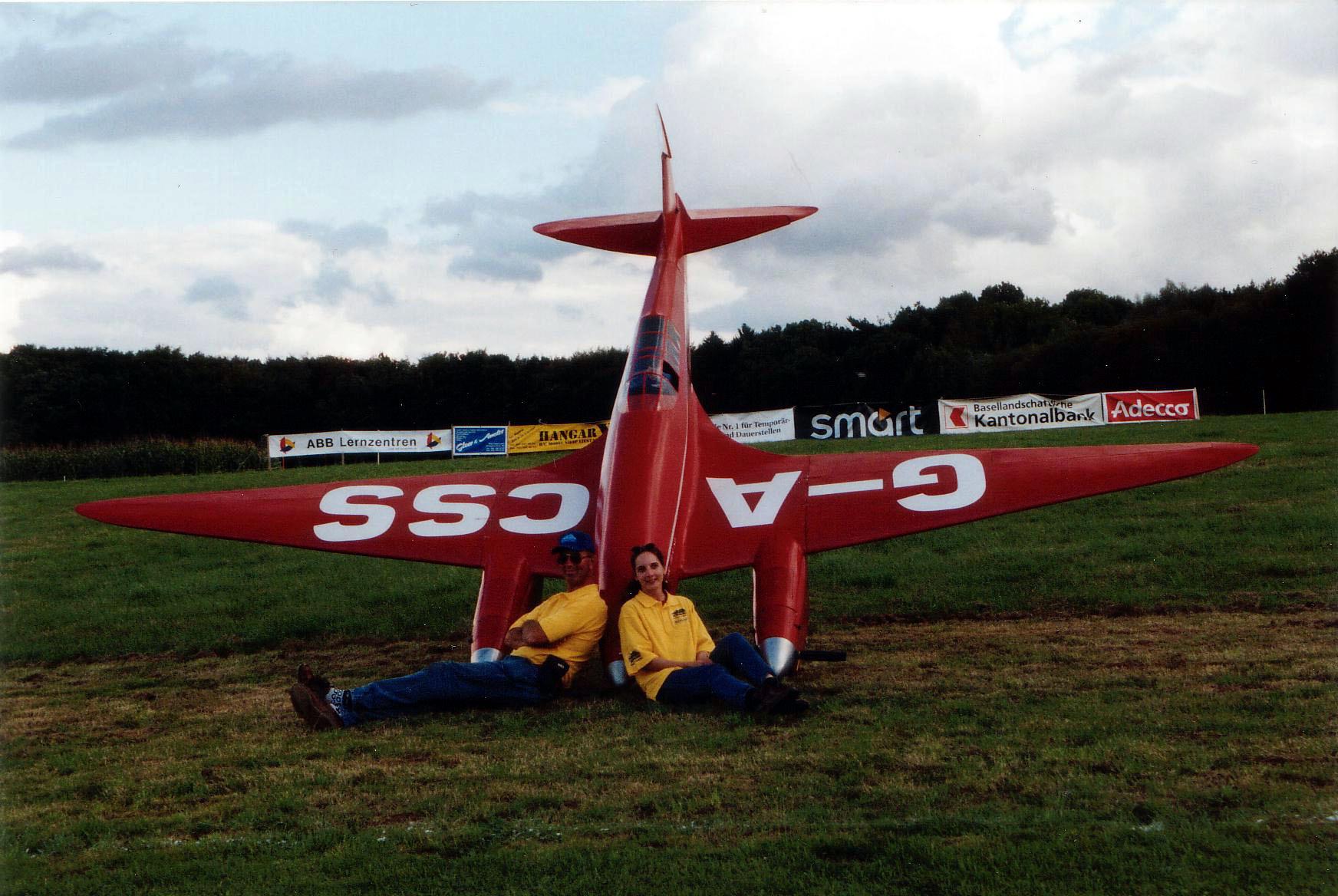 2001 Besuch aus England. Steve und Sharon mit der DeHavilland Comet mit 6.4m Spannweite und 64kg Gewicht am Flugtag Liestal 2001