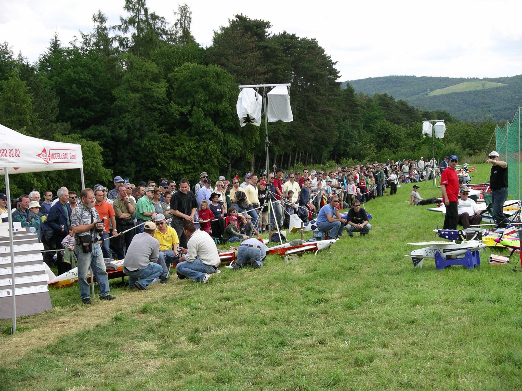 Zuschauer- und Zuschauerinnenkulisse am Flugtag Liestal 2004